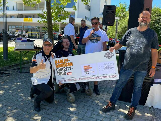 Als Dank und Anerkennung für Toni Aichenauer macht die Harley-Davidson Charity-Tour jährlich einen Zwischenstopp in Kematen. 2022 übergab der Kematner die Spendensumme in der Höhe von 30.000 Euro. | Foto: Deutinger
