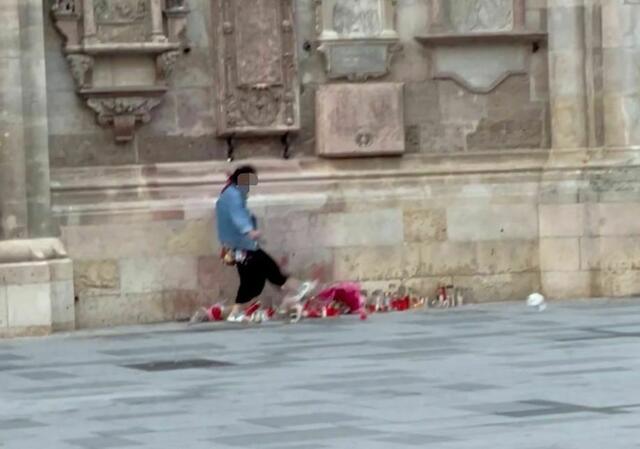 Eine Frau hat Samstagfrüh auf die niedergelegten Kerzen und Blumen für die tote Ärztin Lisa-Maria Kellermayr eingetreten. (Screenshot aus dem Video) | Foto: zVg