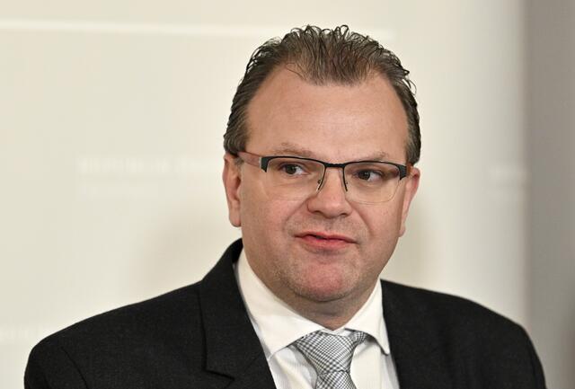 Hans-Jörg Jenewein soll versucht haben, sich das Leben zu nehmen. Er liegt derzeit auf der Intensivstation im künstlichen Koma. | Foto: HANS PUNZ / APA / picturedesk.com