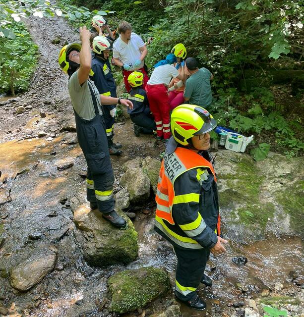13 Personen der FF Leutschach eilten zur Unfallstelle | Foto: Pronegg/A. Ketschler/R. I Maier FF Leutschach