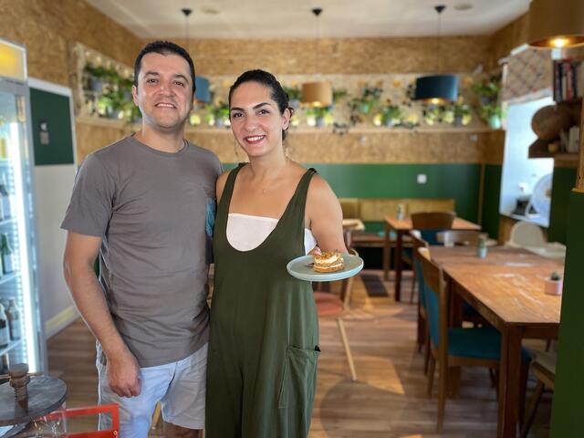 Bei Baharak Abdolifard und Nima Nazarinia gibt es Mehlspeisen und Kaffee mit viel Herz. | Foto: Michael J. Payer