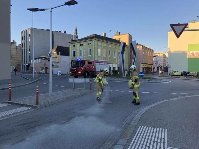 Am Morgen des 9. August 2022 rückte die Freiwillige Feuerwehr Ried mit zwölf Einsatzkräften aus, um eine Ölspur zu entfernen. | Foto: Freiwillige Feuerwehr Ried