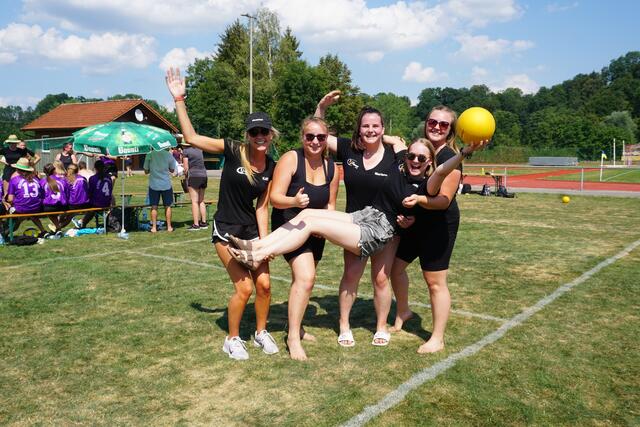 Die Landjugend Pöttingen aus Grießkirchen posiert hier nach gewonnenem Völkerballturnier. | Foto: Landjugend Oberösterreich
