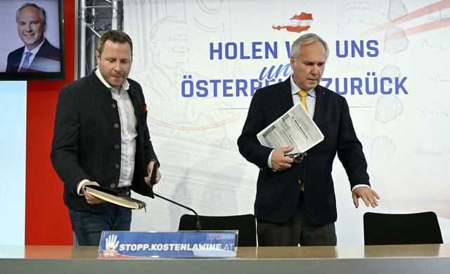 Unter dem Motto "Holen wir unser Österreich zurück" hielten der FPÖ-Bundespräsidentenkandidat Walter Rosenkranz (re.) und FPÖ-Generalsekretär und Abgeordneter zum Nationalrat Michael Schnedlitz eine Pressekonferenz ab. | Foto: APA Picturedesk