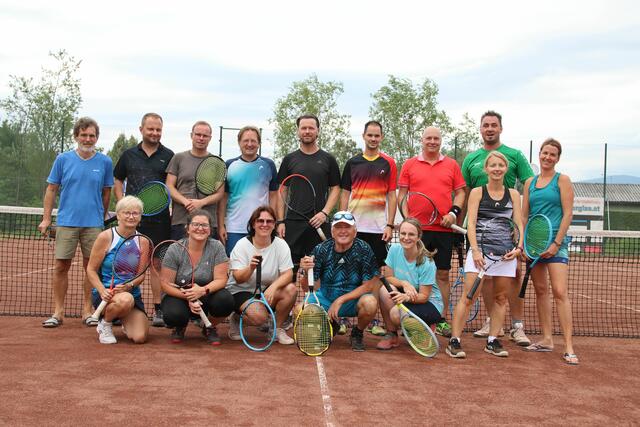 Die Damen und Herren bei der ersten Tennismeisterschaft des ÖKB Mooskirchen. | Foto: ÖKB Mooskirchen