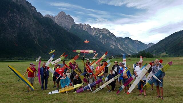 Die 22 Teilnehmer des 2. E-RES-Dolomitenpokalfliegens am Modellflugplatz in Lienz. | Foto: Markus Kozubowski