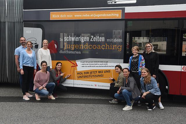 Das Jugendcoaching Salzburg weiß, das nach zwei Jahren Corona die Jugendliche schwieriger zu erreichen sind. Im Zuge dieser Problematik, fährt ein O-Bus durch Salzburg mit dem Titel: „In Schwierigen Zeiten mit dem Jugendcoaching durchstarten- hol dir jetzt bei uns Unterstützung“. | Foto: kunstmann