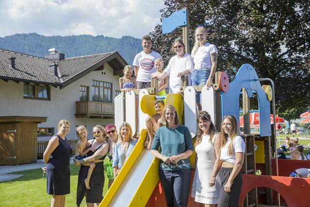 Inklusiv betreut in den Ferien im Pinzgau: Die betreuten Kinder beim "Brucker Ferienspaß" mit Georgia Winkler-Pletzer (Regionalentwicklung), Christine Schläffer (Forum Familie), Landesrätin Andrea Klambauer, Bgm. Barbara Huber (Bruck) und Betreuer:innen vom Verein Leuchtturm. | Foto: Land Salzburg/Neumayr/Leopold