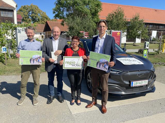Große Freude über den Lückenschluss: Laase Kraack, Peter Kronberger, Landtagsabgeordnete Bernadette Kerschler und Nationalratsabgeordneter Bgm. Joachim Schnabel. | Foto: B. Gady