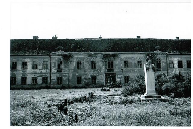 Der "Sauerhof" im Jahr 1972 - vor genau 50 Jahren -, als sich die Stadtgemeinde entschloss, das gesamte Areal samt dem knapp 19.000 Quadratmeter-Garten von der NÖ Gebietskrankenkasse zu kaufen. Es wurde noch im selben Jahr an Willi und Roswitha Schorn, Eigentümer des Würzburger Reisebüros Klinger verkauft. Die neuen INhaber gestalteten das Gebäude zu einem Hotel um, das 1978 in Teilbetrieb ging und 1980 im Beisein der Bundesminister Hertha Firnberg und Josef Staribacher feierlich eröffnet wurde. (Quelle: Wikipedia) | Foto: Stadtarchiv Baden