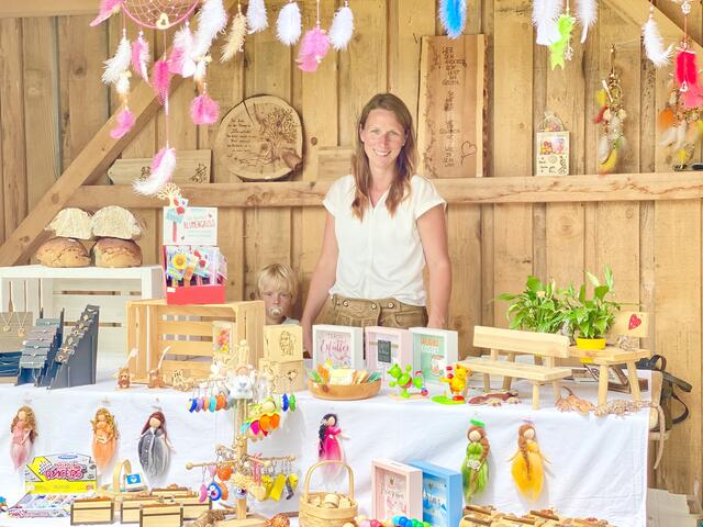 Bei Burgi Gfrerer gibt's unter anderem Traumfänger, Feen und Selbstgemachtes.  | Foto: Nina Wieser