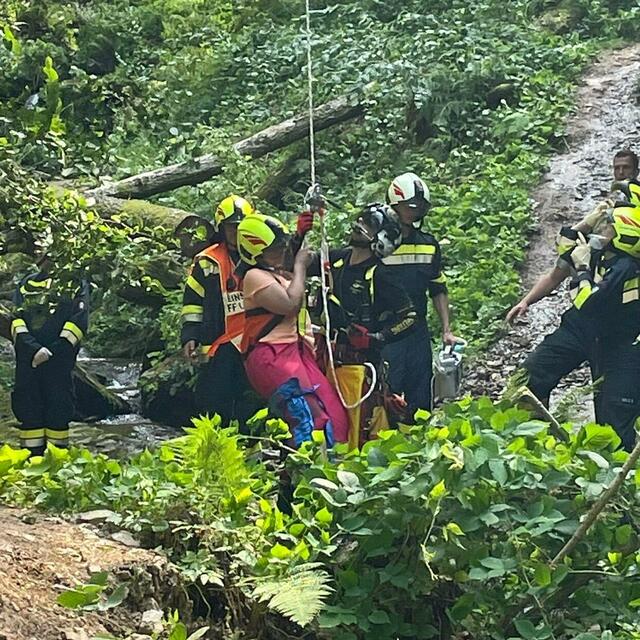 Die Wanderin musste aus der Schlucht geborgen werden. | Foto: Pronegg/A. Ketschler/R. I Maier FF Leutschach