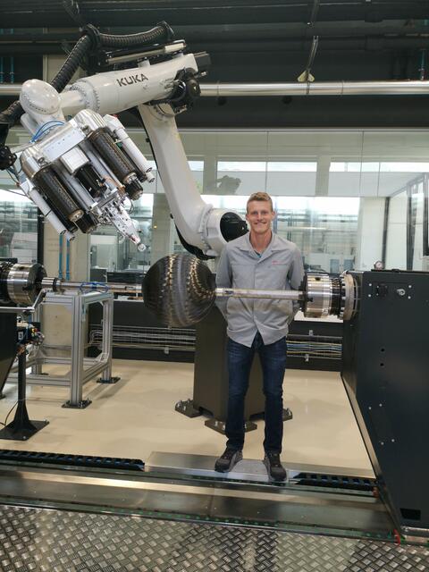 Alexander Auinger beim neuen 4-fach Wickelroboter von Peak Technology. | Foto: Peak Technology