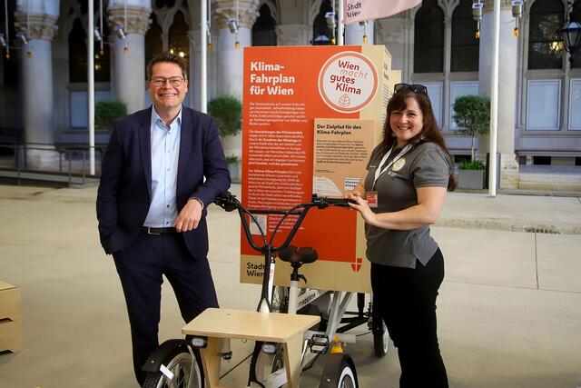 Auf E-Lastenrädern touren Experten durch Wien und informieren über Klimaschutz und Klimawandel – hier mit SPÖ-Stadtrat Czernohorszky. | Foto: PID/Votava