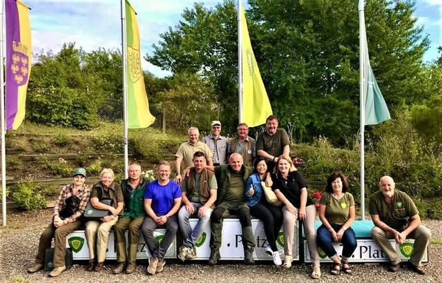 Mitglieder und Vorstandsmitglieder vom Schützenverein-Mistelbach und vom Jagdhundeprüfungsverein-Mistelbach – Christian Studeny, G. Ullmann, Alfred Ertl, Josef Kohzina,
Christina Studeny, Brigitte Ertl, Franz Redl, Reinhard Weissenböck, Günter Riedl, Ludwig Koch, Lisa Weissenböck, Maria Koch, Christine Kohzina, Gerhard Doppelhofer. | Foto: Schützenverein-Mistelbach