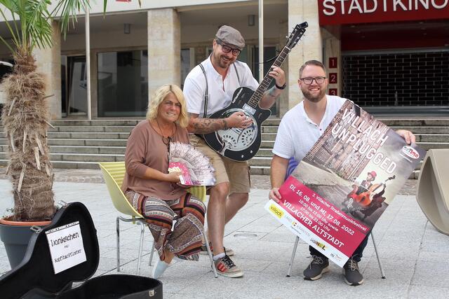 Freuen sich schon auf Villach unplugged: Vizebürgermeisterin Gerda Sandriesser, Reini Winkler von KopfStanPfloster und Organisator Marc Germeshausen | Foto: Stadt Villach - Astrid Kompan