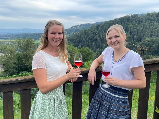 Anstoßen mit einem Glaserl Schilcher versteht sich: Katrin Strohmaier (r.) und Sophie Friedrich | Foto: Susanne Veronik