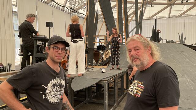 Band und Sängerinnen proben, Dave und Tom haben den Ton im Griff.