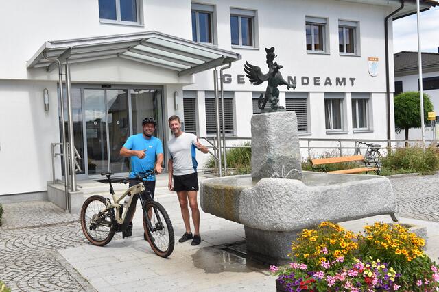 Die beiden Organisatoren Enzenkirchens Bürgermeister Christian Gmundner (l.) mit dem Esternberger Läufer Thomas Schererbauer. | Foto: Gemeinde Enzenkirchen