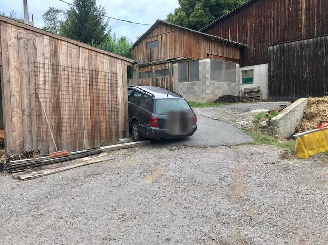 Das Auto landete ungünstig. | Foto: Feuerwehr Neustift Innermanzing