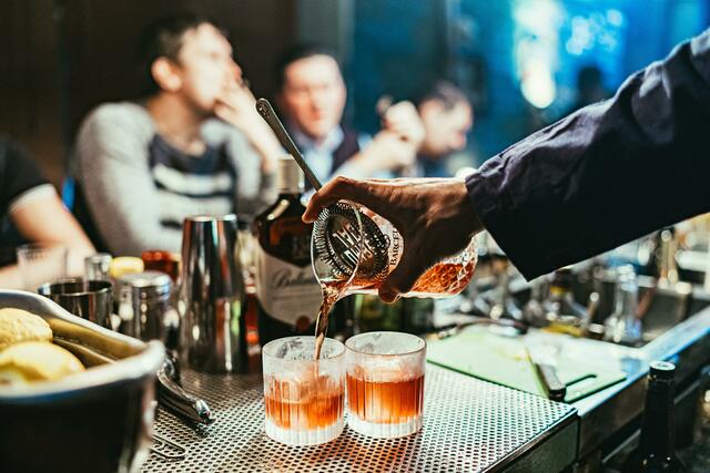Ob gemütlich oder stylisch – in der Leopoldstadt gibt es verschiedene Lokale für After Work.  | Foto: Stanislav Ivanitskiy / Unsplash