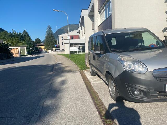 Standort: Kaltenbachstraße neben der HLW Bad Ischl. Das Heck zeigt stadteinwärts. Hier sind 30 km/h erlaubt.