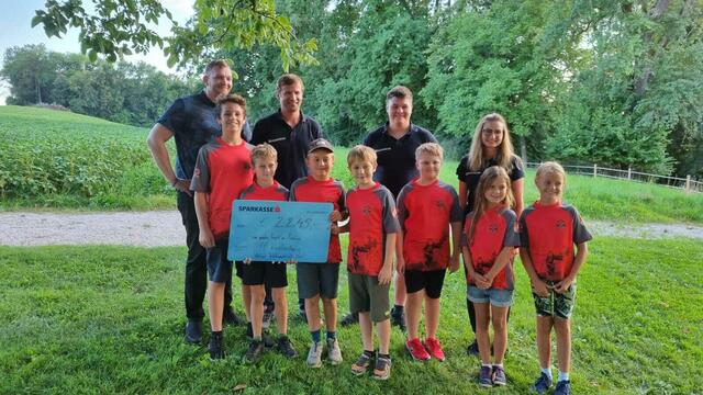 V.l.: Bürgermeister Thomas Altof mit Kommandant Schardax und der Jugend der FF Weissenberg. | Foto: Gemeinde Pucking