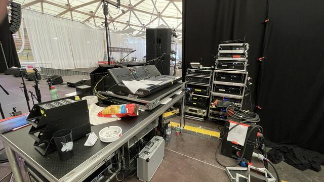 Mischpult und Technik für die Hill-Vibe-Bands auf der Bühne.