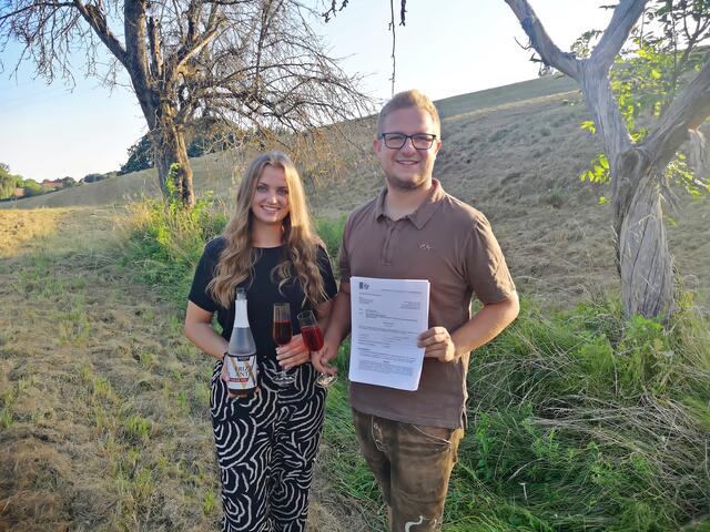 Stefan Wiener und Michelle Medl wollen in Oberhenndorf einen großen Bio-Weingarten, eine Streuobstwiese und - wenn möglich - zehn Kellerstöckl errichten. | Foto: Wiener