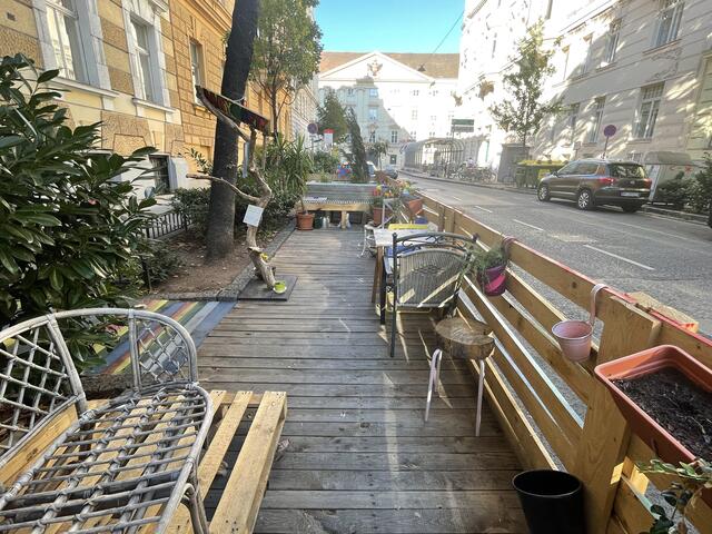 Anrainerinnen und Anrainer der Mayerhofgasse 4 sagen, dass das Parklet kaum benutzt wird. | Foto: Salme Taha Ali Mohamed