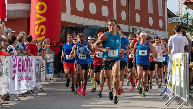 Vorjahressieger Markus Lemp (Nr. 1) gehört auch heuer zum Favoritenkreis des Sickinger Rundlaufs mit Start und Ziel am Markplatz. | Foto: Gottfried Gärtner