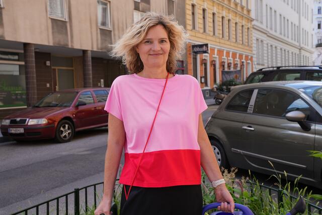 "Mich sprechen auch viele Leute wegen dem Garteln an. Deshalb wünsche ich mir auch eine Parkbank, damit man hier gemütlich plaudern kann", meint Christine Schleifer-Tippl. | Foto: Brandl