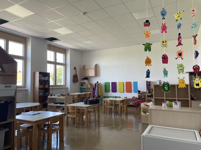 Die beiden Kindergarten-Gruppenräume wurden mit Schallschutzdecken ausgestattet und neu ausgemalt.  | Foto: Elisabeth Kloiber