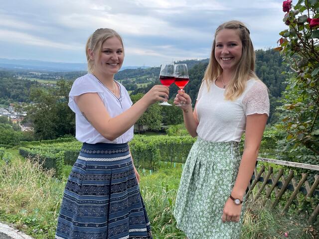 Anstoßen mit einem Glaserl Schilcher versteht sich: Katrin Strohmaier (r.) und Sophie Friedrich | Foto: Susanne Veronik
