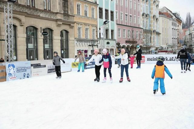 Aufgrund der Energiekrise fällt in diesem Winter das Eislaufen am Steyrer Stadtplatz aus. | Foto: Klaus Mader
