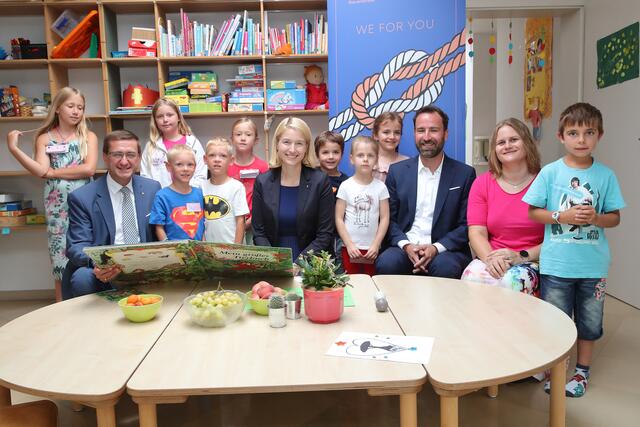 Zu Besuch in der betrieblichen Kinderbetreuung der Kanzlei LeitnerLeitner (Erwachsene v. l.): Wirtschafts-Landesrat Markus Achleitner, LH-Stv.in Christine Haberlander, Florian Huber und Julia Koller (beide LeitnerLeitner). | Foto: Land OÖ/Grilnberger