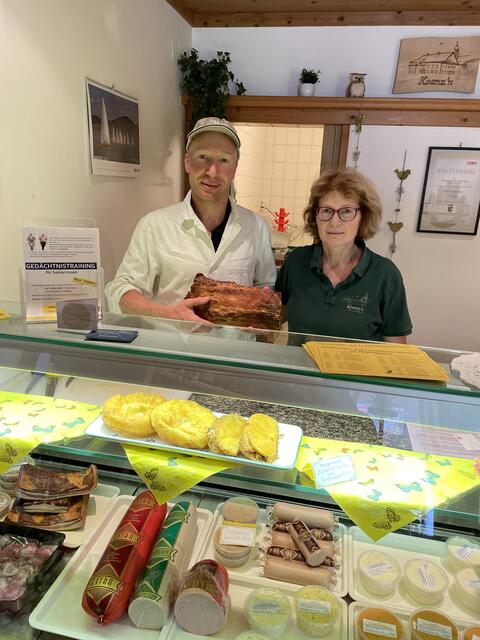 Beim Koanzn-Bauern wird noch selbst geschlachtet. Die Wurst und Aufstriche sind aus eigener Herstellung, ebenso die Bauernkrapfen. | Foto: sm