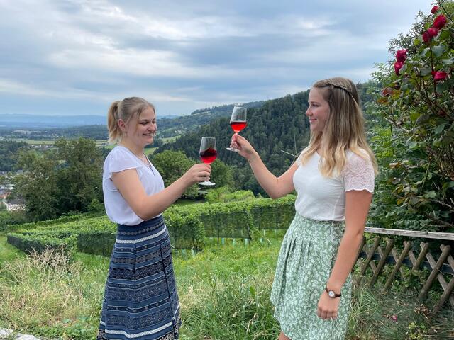 Den Kennerblick auf den fruchtigen Schilcher im Glas gerichtet: Sophie Friedrich (l.) als künftige Weinkönigin Sophie I und Weinhoheit Katrin Strohmaier. | Foto: Susanne Veronik