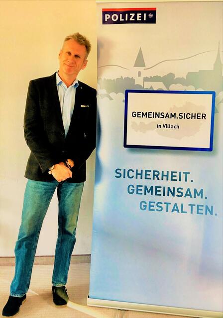 Gerd Maier vom Stadtpolizeikommando klärt auf.  | Foto: Polizei Villach 