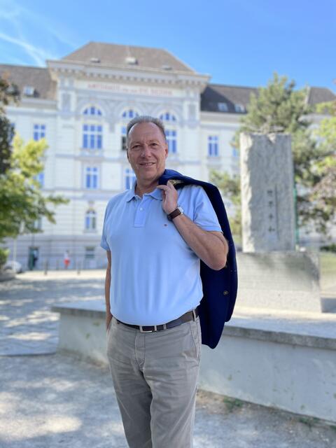 Bezirksvorsteher Franz Prokop am Richard-Wagner-Platz vor dem Ottakringer Amtshaus. | Foto: Michael J. Payer