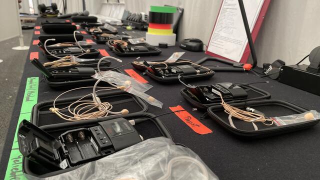 Für jeden Schauspieler ist ein eigenes Headset mit Funk vorbereitet.