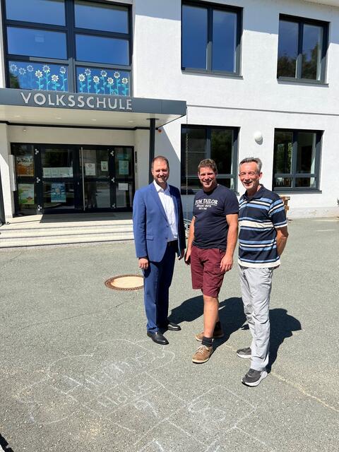 Christian Sagartz mit Bgm. Jürgen Resch und Vizebgm. Gerald Sagmeister vor der Litzelsdorfer Volksschule  | Foto: ÖVP