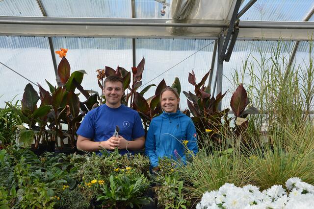 Lehrling Lukas Wieland und Obergärtnerin Marie Therese Heckl | Foto: Natur im Garten