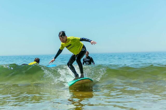 Surfen im Atlantik war das Highlight von Alis Aufenthalt in Portugal. | Foto: Khairkha