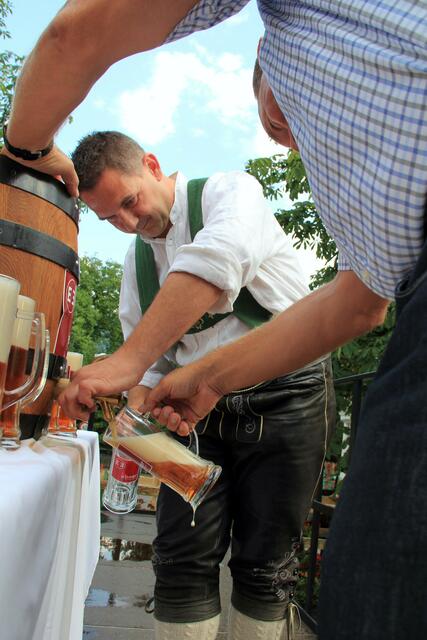 Nach dem Bieranstich befüllt VizeBgm. Arno Pauli die Gläser. | Foto: TVB Hall-Wattens
