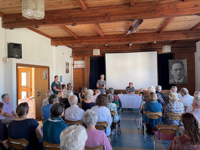 Vortrag des Theologen Franz Josef Tremer über Leben und Sterben des Kriegsdienstverweigerers Pater Franz Reinisch im Pfarrheim in Tarsdorf. | Foto: Gabriele Eder-Cakl