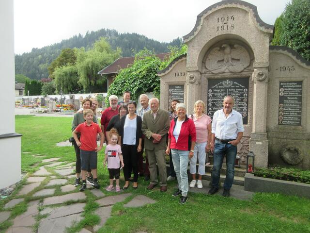 Die Kirchengemeinde mit dem Organisten und Geburtstagskind Georg Haselwanter(mitte). | Foto: Lothar Müller