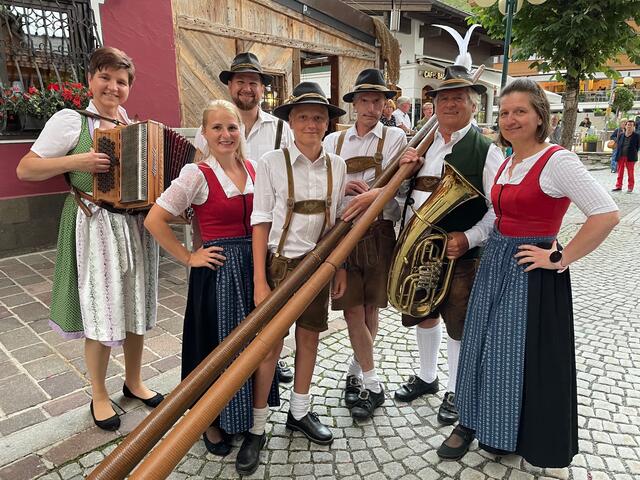 Die Tanlzmusik-Truppe, die Heimatgruppe Viehhofen ist eine von vielen Live-Bands die beim Gasslfest in Hinterglemm für musikalische Unterhaltung und gute Stimmung sorgen. | Foto: Uschi Voithofer