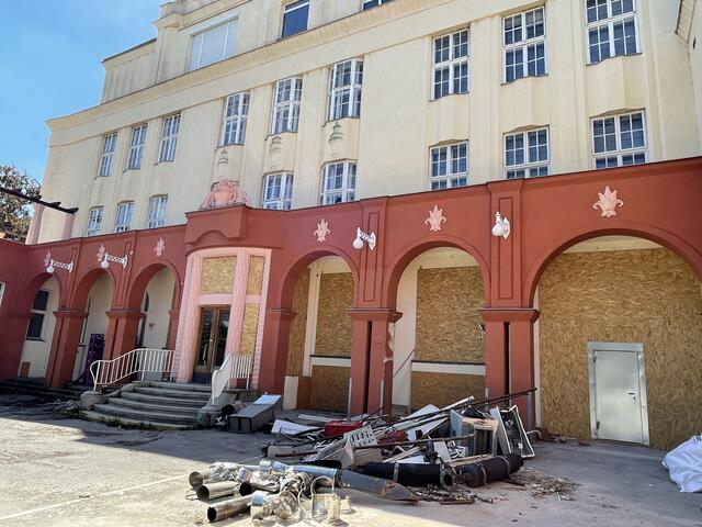 Das Hauptgebäude wird ausgeräumt. | Foto: zVg