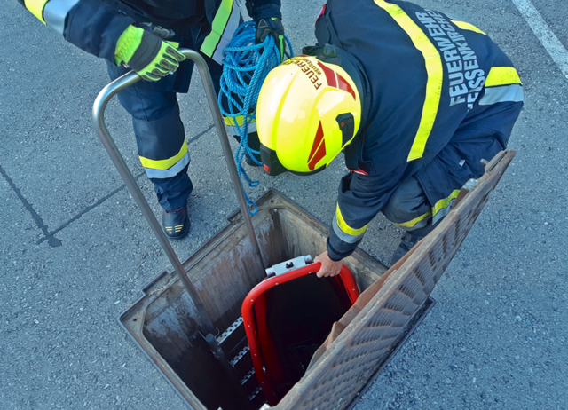 Eine Person wurde am Boden des Pumpwerkes gesucht und gefunden. | Foto: FF Weißenkirchen, Florian Stierschneider